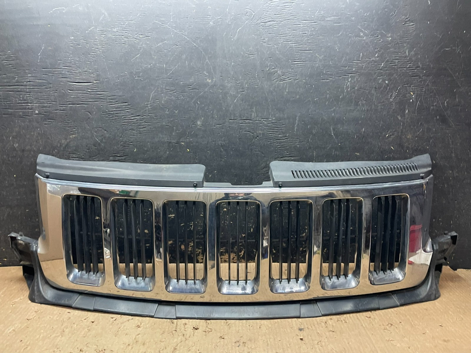 2011 to 2013 Jeep Grand Cherokee Front Upper Grill Grille OEM z5692 DG0