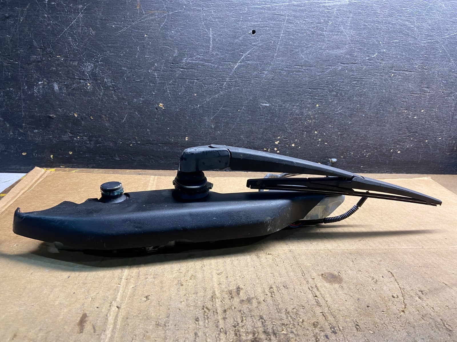 2003 to 2008 Pontiac Vibe Rear Wiper Windshield Motor OEM Y4175 DG2