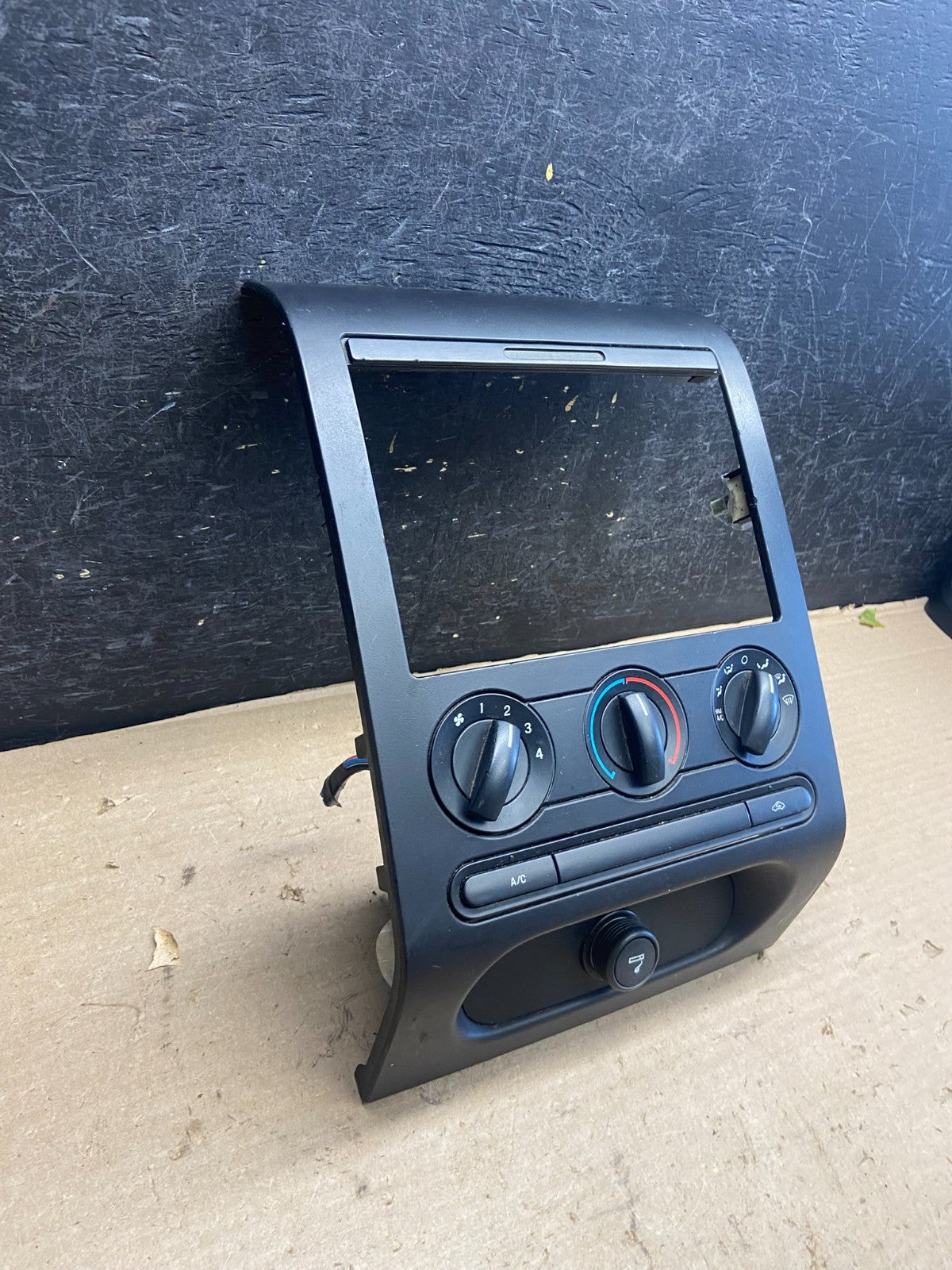 2004 to 2008 Ford F150 Radio Climate Dash Bezel Surround Black ah5355 DG2