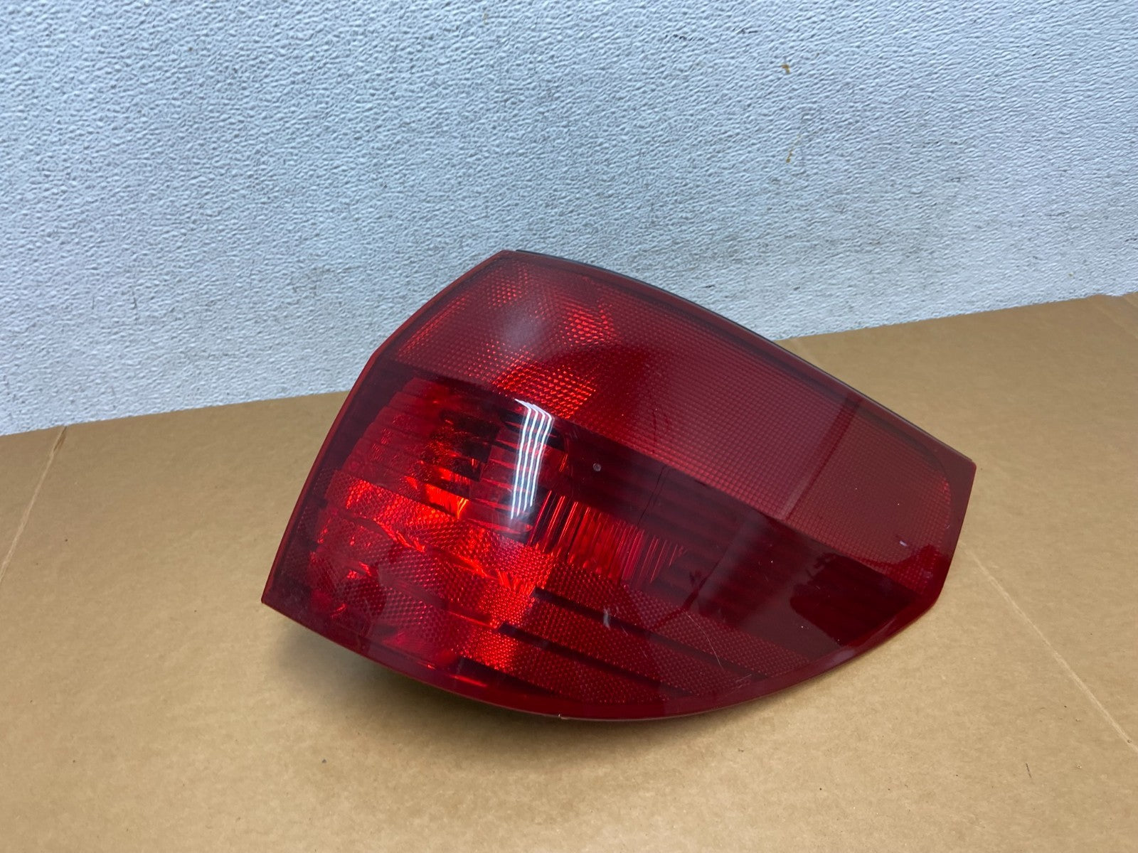 2004-2005 Toyota Sienna Right Passenger Rh Side Tail Light AD8857 DW0