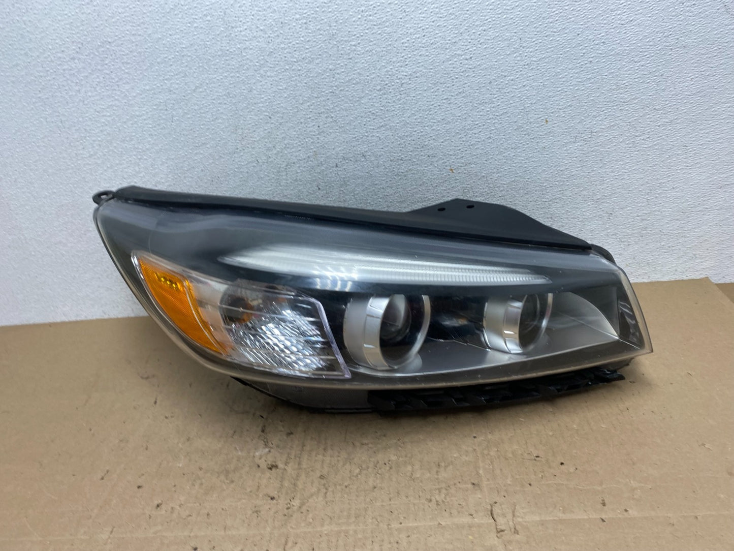 2016 to 2018 Kia Sorento Right Passenger RH Side Headlight Halogen AE6544 DW0