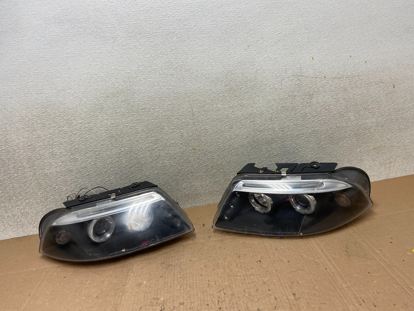 2001-2005 Volkswagen Passat Left+Right Set LED Black Headlight Y2849 DG0