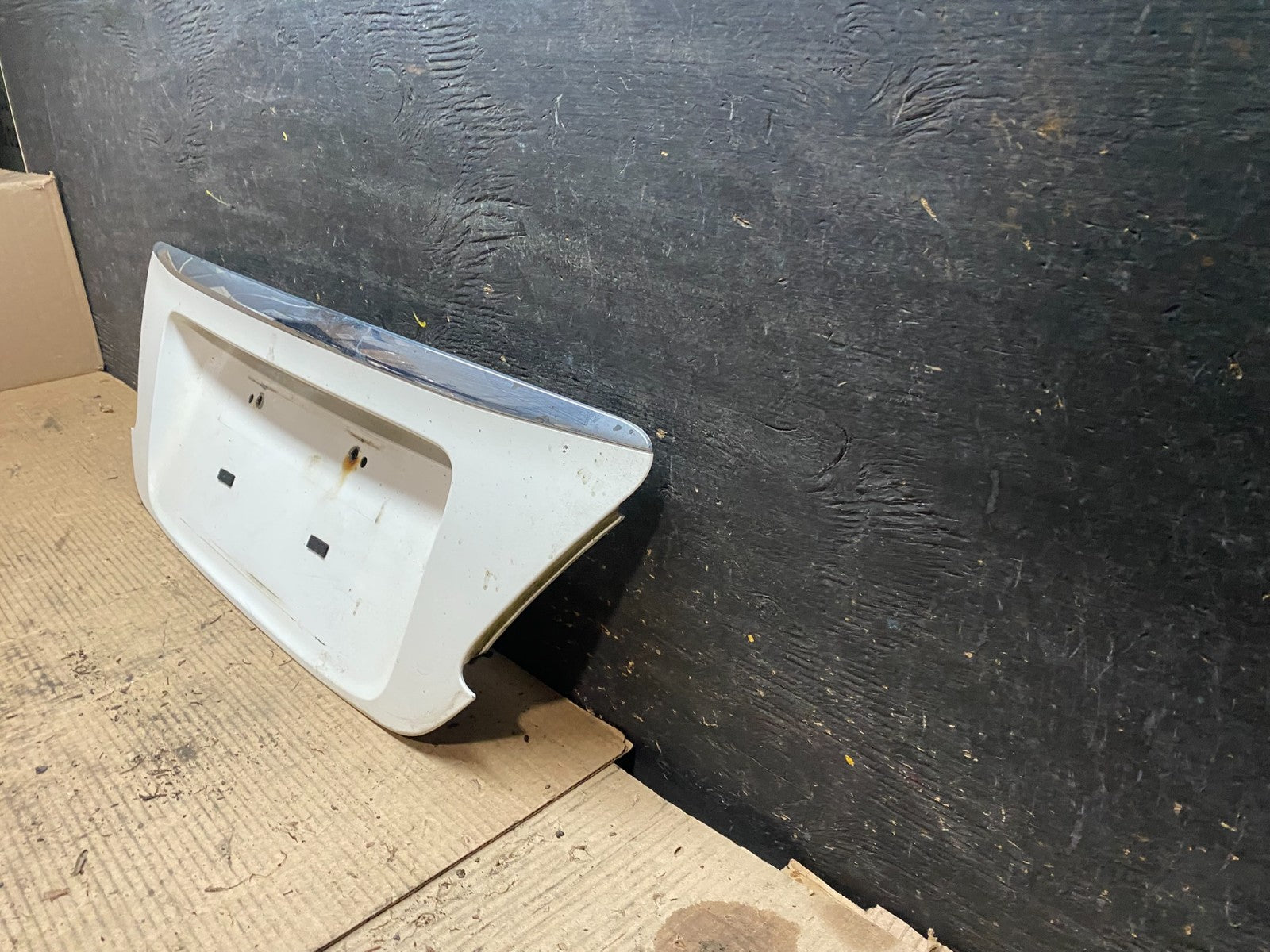2010 to 2012  Lexus ES350 Rear Trunk Molding License Plate Panel Oem V9571 DG1