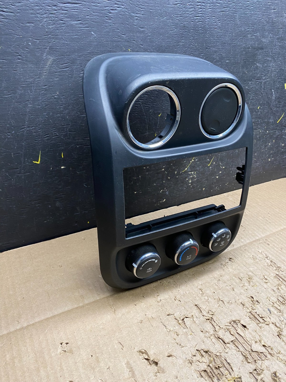 2009-2013 Jeep Patriot Dash Climate Temperature Control Radio Bezel OEM V7473 DG1