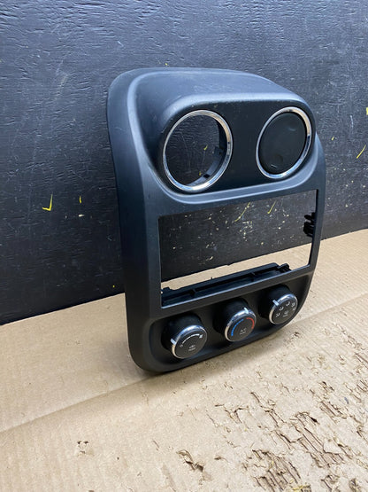 2009-2013 Jeep Patriot Dash Climate Temperature Control Radio Bezel OEM V7473 DG1