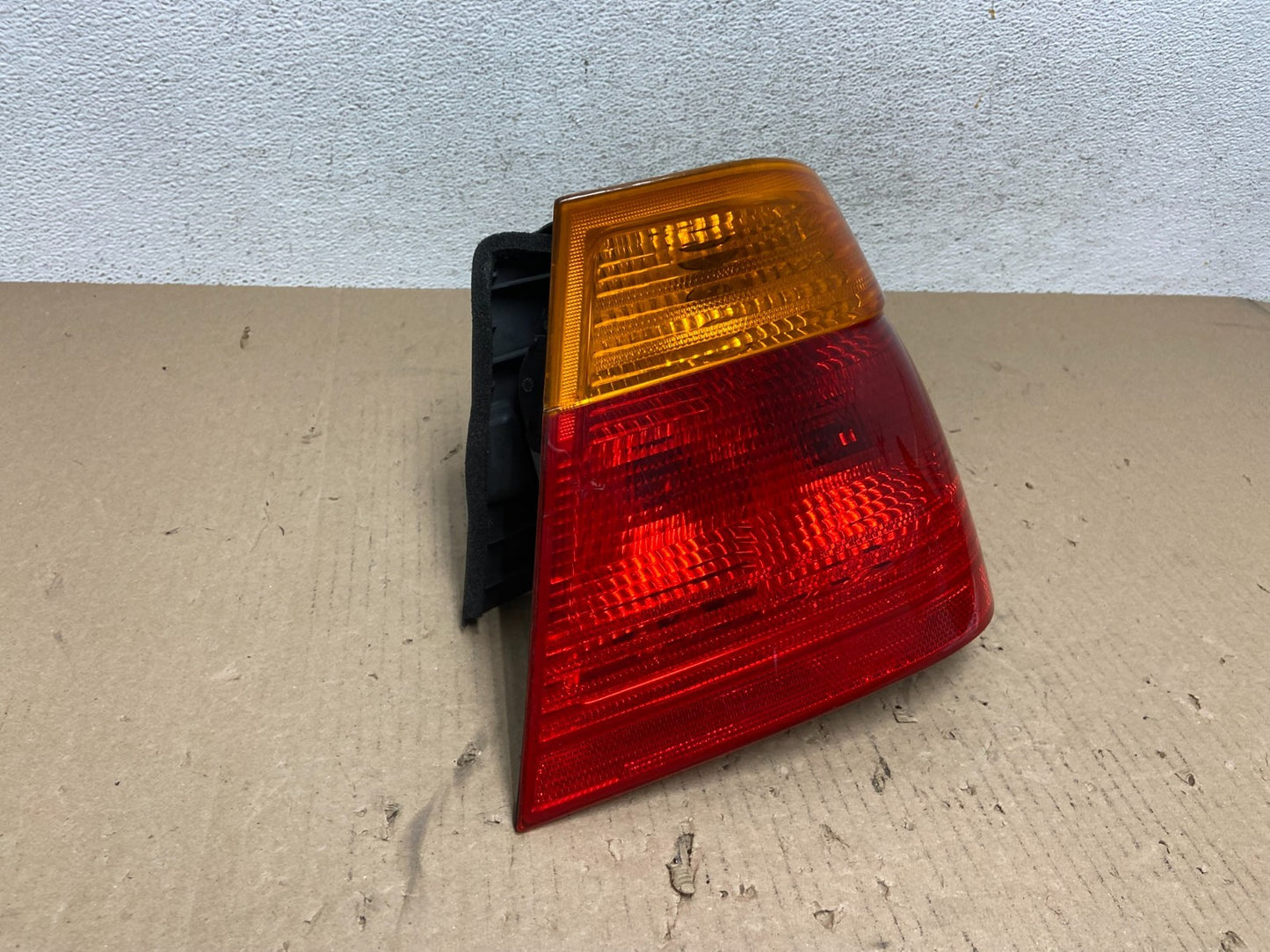 1999-2001 BMW 325i 330i E46 Right Passenger RH Tail Light AE7357 DW2