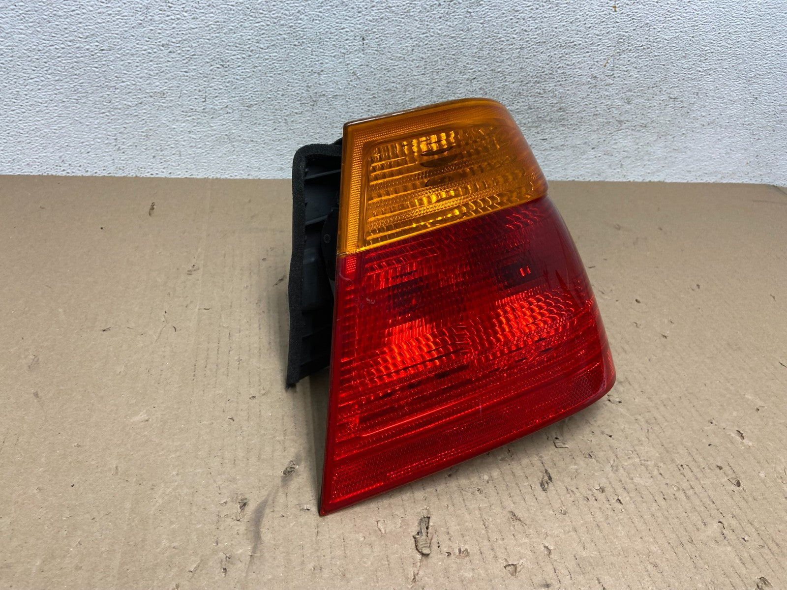 1999-2001 BMW 325i 330i E46 Right Passenger RH Tail Light AE7357 DW2