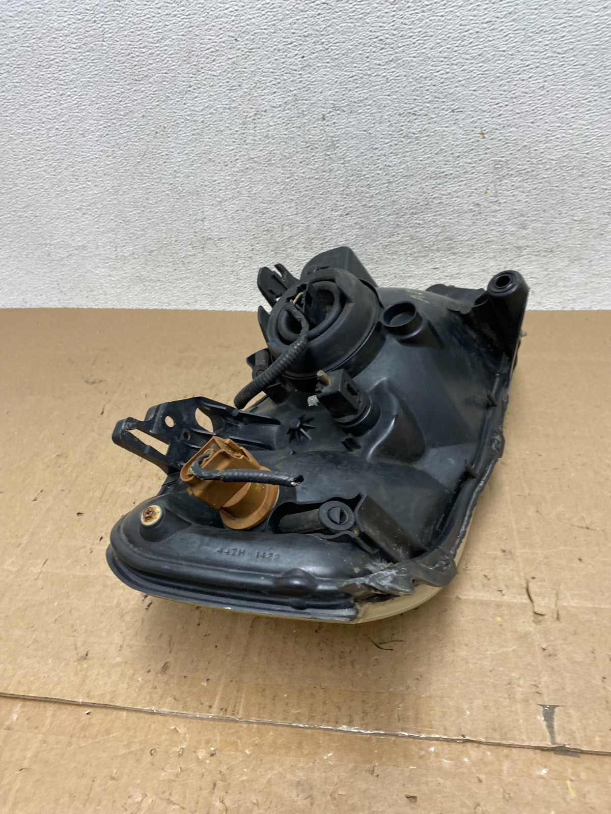 2005 - 2006 Mazda Tribute Left Driver LH Halogen Headlight AE6135 DW10