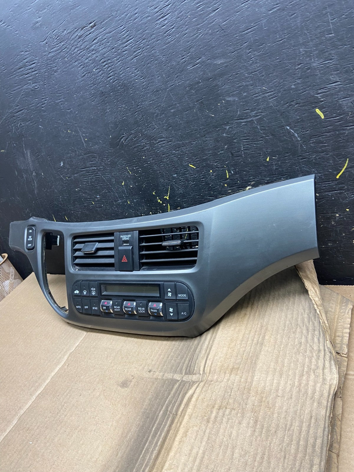 2005 to 2010 Honda Odyssey  Radio Climate Control Dash Trim Bezel X1670 DG2