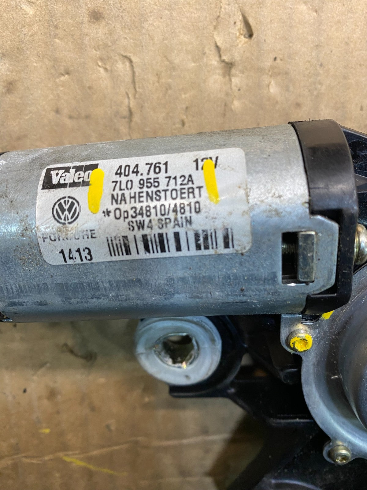 2004 to 2007 Volkswagen Touareg Rear Windshield Wiper Motor OEM Y3489 DG4