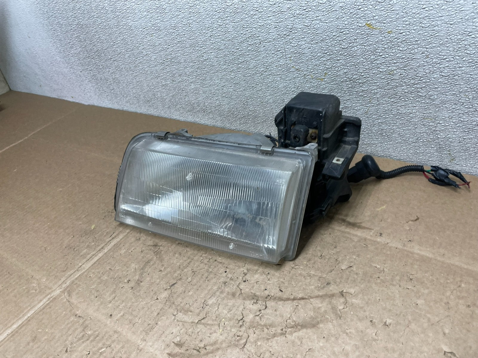 1996 to 1998 Mazda MPV Left Driver LH Headlight OEM Y8915 DW1