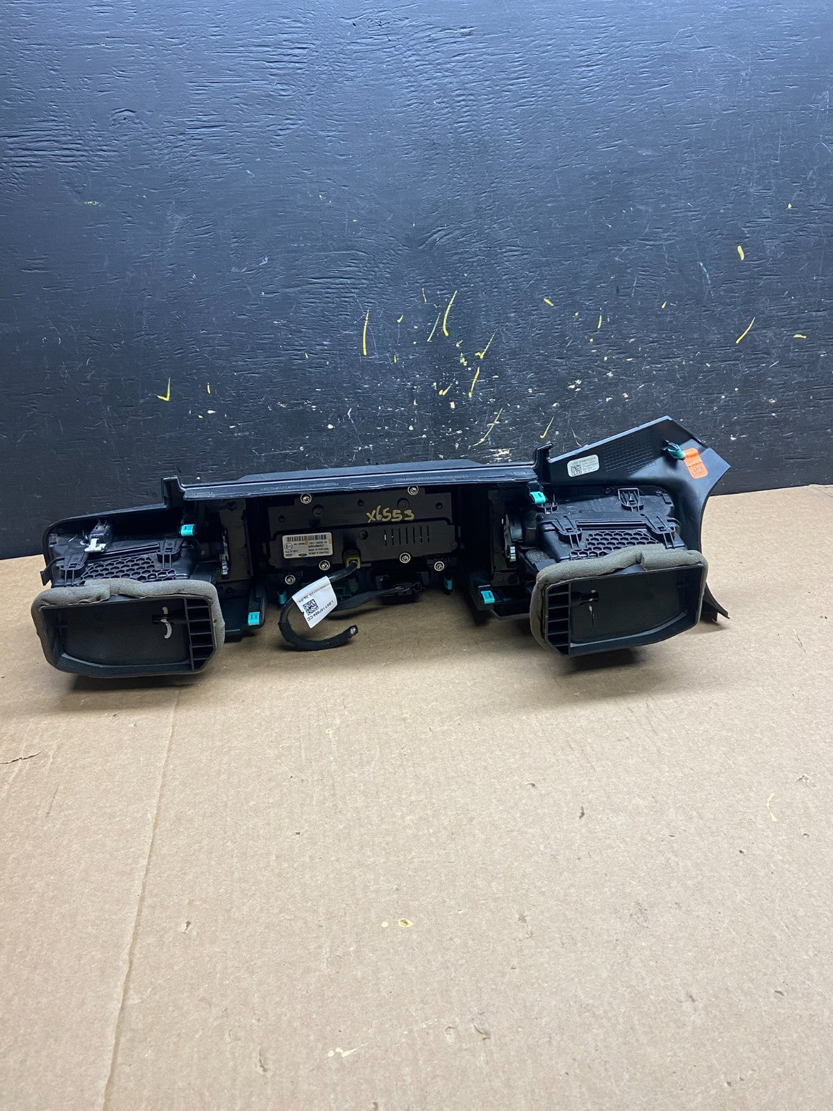 2020 to 2023 Ford  Explorer Console Radio Display Screen Air Vents Oem X6553 DG4
