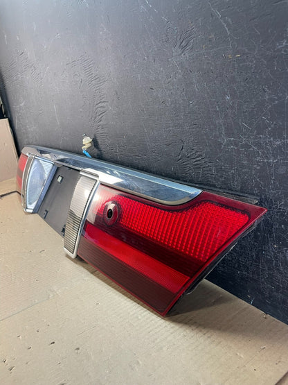2003 2004 2005 Mercury Grand Marquis Trunk Lid Center Tail Light AE3730 DG1