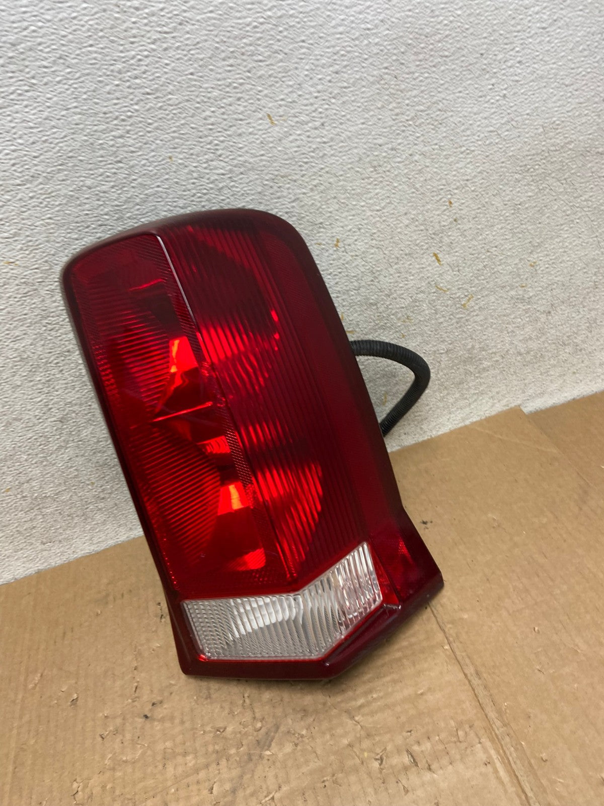 2002 to 2006 Cadillac Escalade Right Passenger Side Tail Light AI4752 LK2