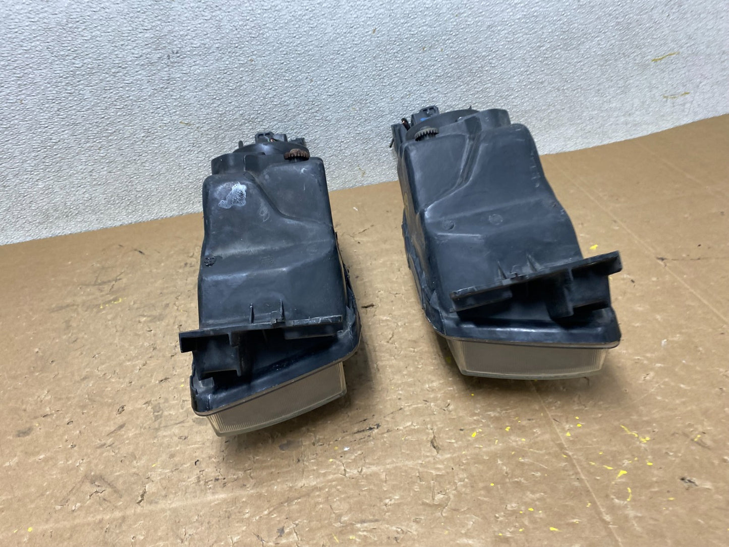 2002 to 2003 Mitsubishi Galant Left+Right Side Headlights V5990 DW12