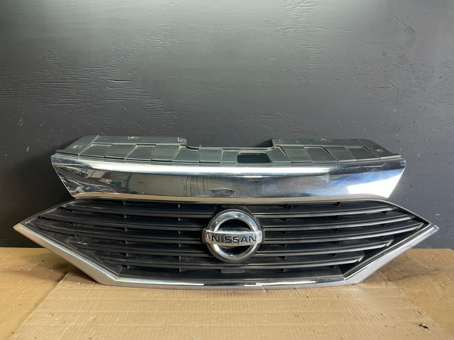 2011 to 2017 Nissan Quest Front Upper Grill Grille OEM AB7663 DG0
