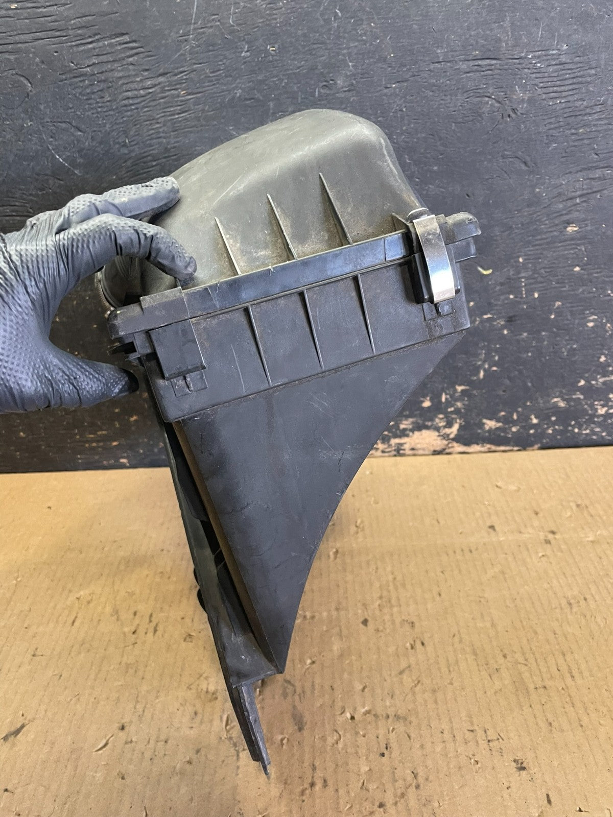2006 to 2008 BMW 7 E65 E66 750Li 750i Left Side Air Cleaner Intake Box AA5995 DG3