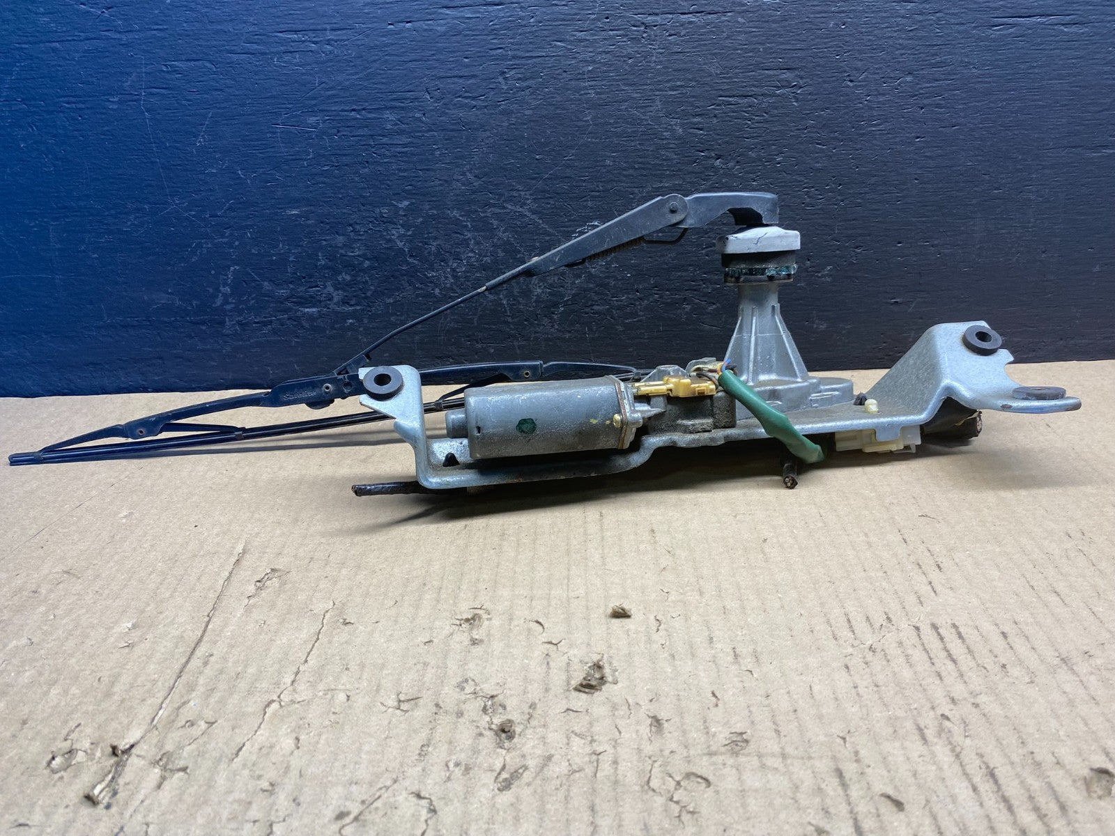 2000 to 2004 Subaru Legacy Wagon Rear Windshield Wiper Motor AC08361