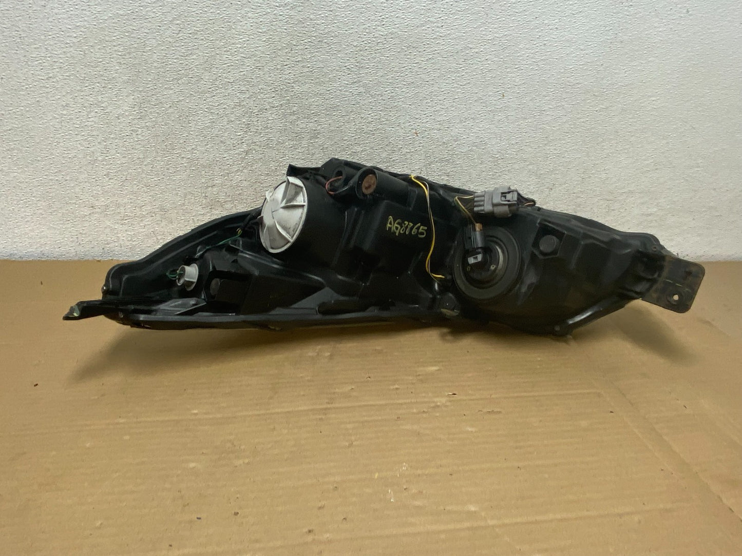 2010-2012 Subaru Legacy Outback Right Passenger Headlight AG8865 DW6
