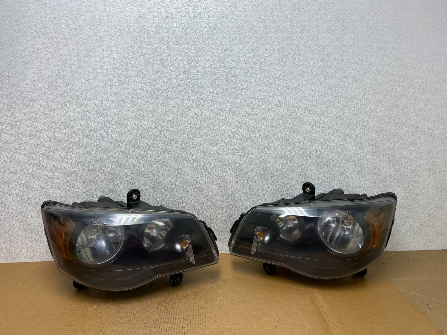 2008 to 2016 Chrysler Town and Country Left+Right Side Headlights AE0424 DW0