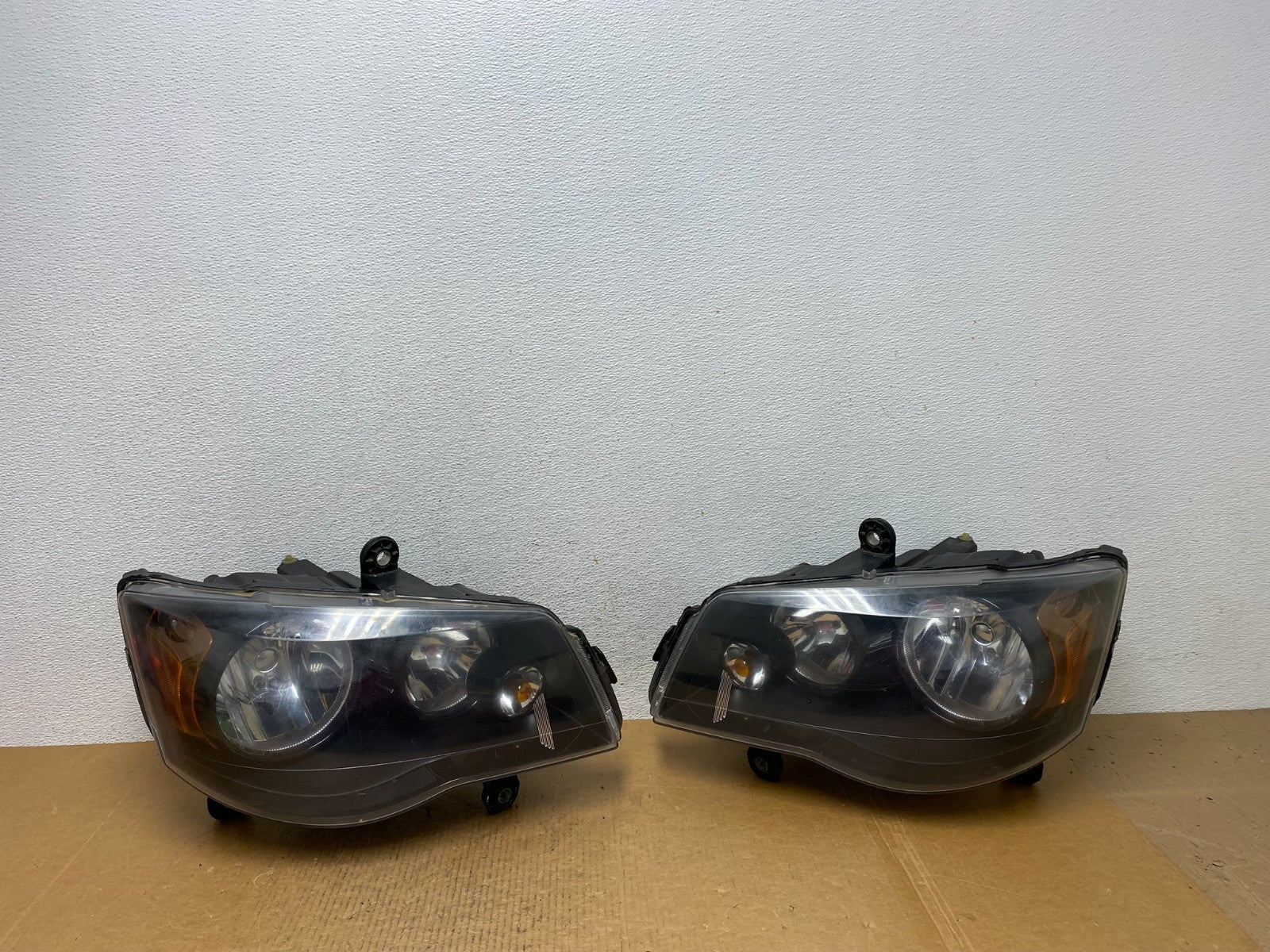 2008 to 2016 Chrysler Town and Country Left+Right Side Headlights AE0424 DW0