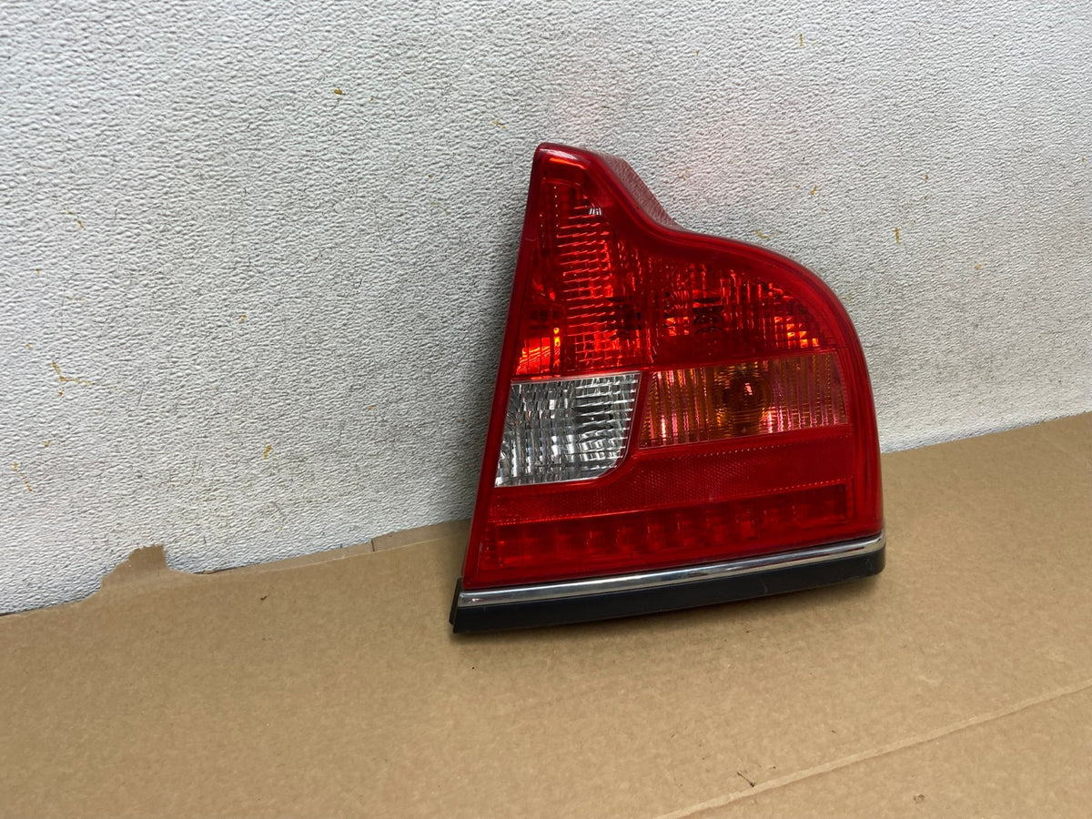 2004 - 2006 Volvo S80 Right Passenger RH Side Tail Light AH7724 LK1