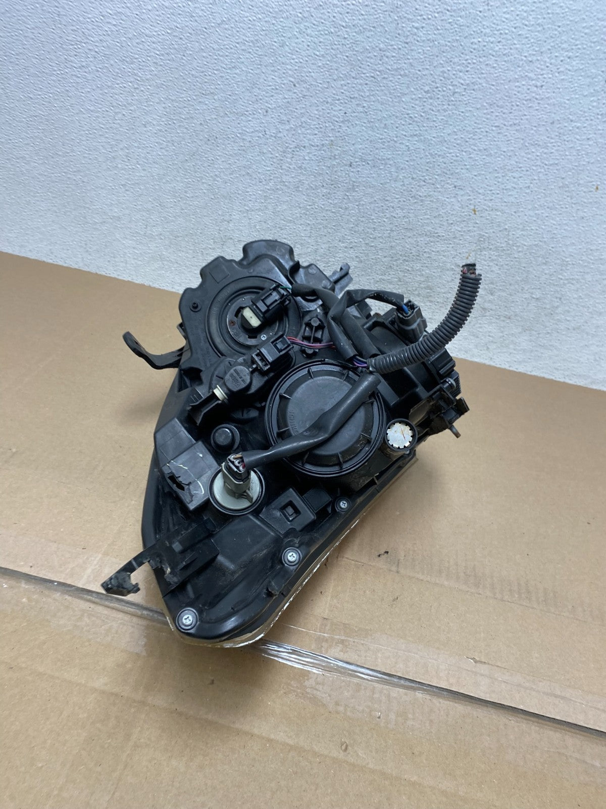 2008 to 2013 Nissan Rogue HID Xenon Headlight Left Driver Lh Side AE6633 DW12