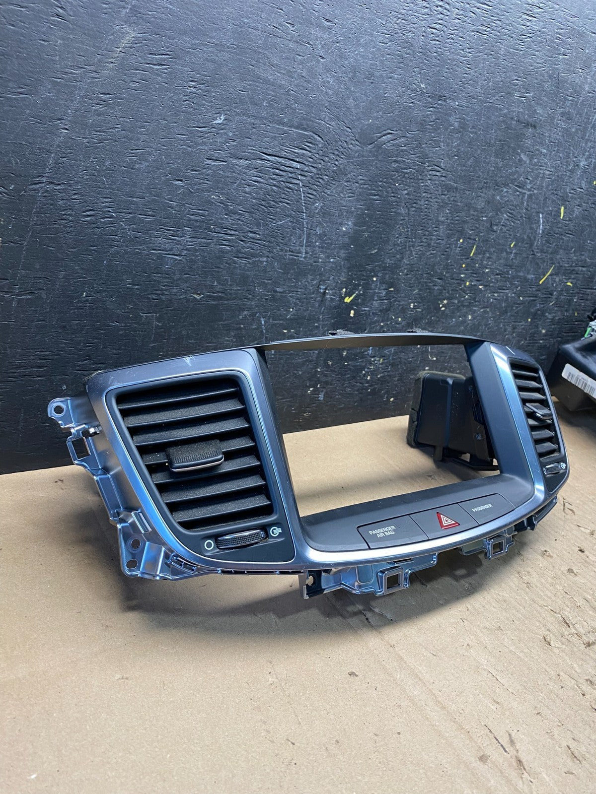 2014 2015 2016 Hyundai Equus Center Dash Radio Bezel Trim Air Vents OEM R8937 DG1