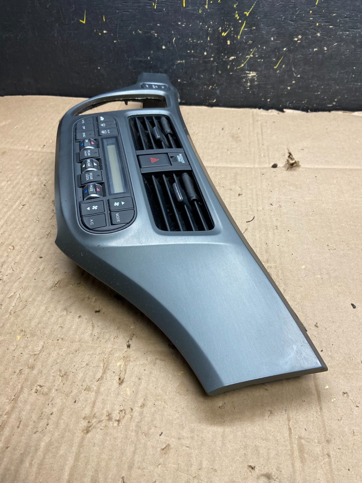 2005 to 2010 Honda Odyssey  Radio Climate Control Dash Trim Bezel Y5424 DG2
