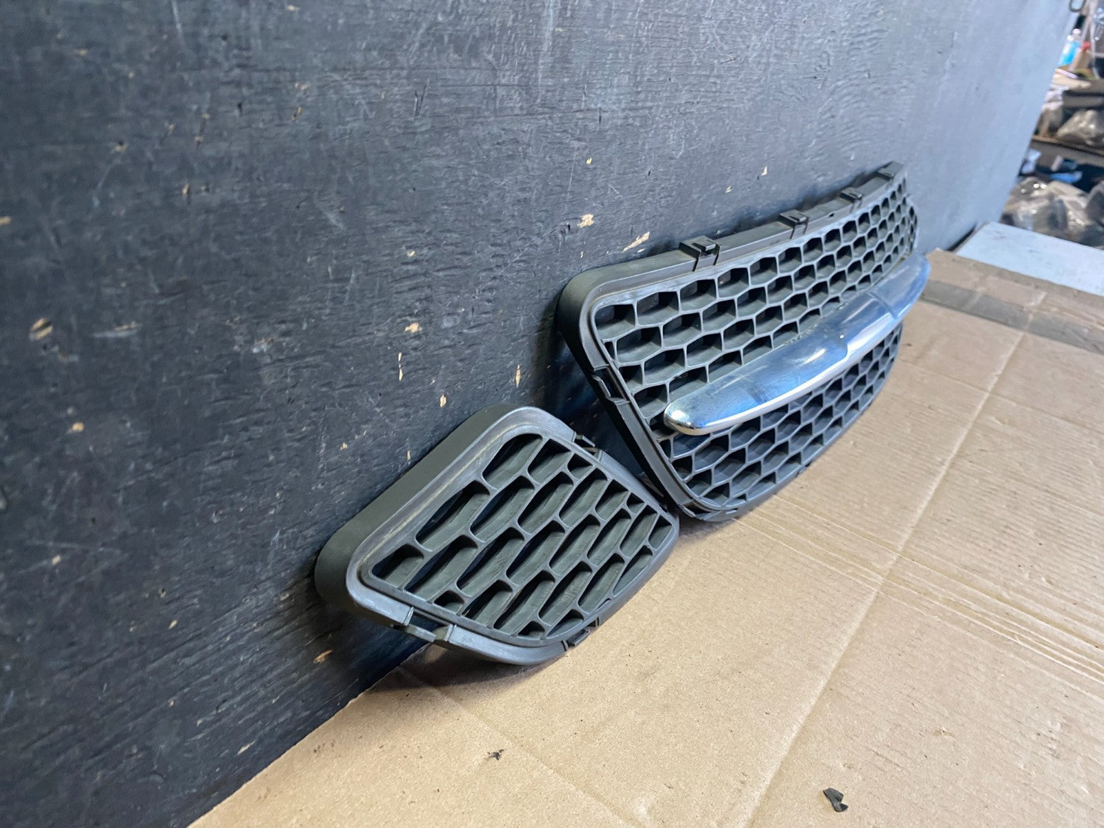 2005 to 2009 Saab 9-7x Front Upper LH Center RH Set Grille Grill OEM Q0504 DG2