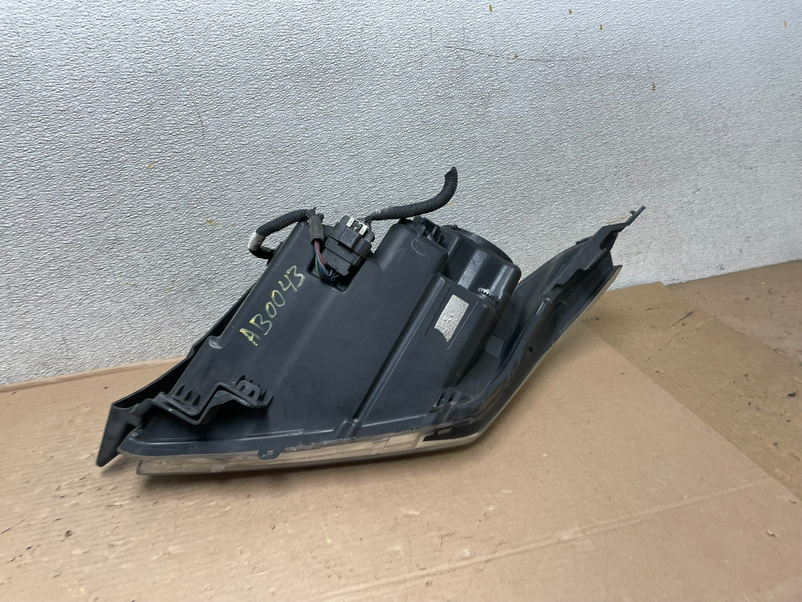 Halogen 2010 to 2016 Cadillac SRX Left Driver LH Side Headlight AB0043 DW5