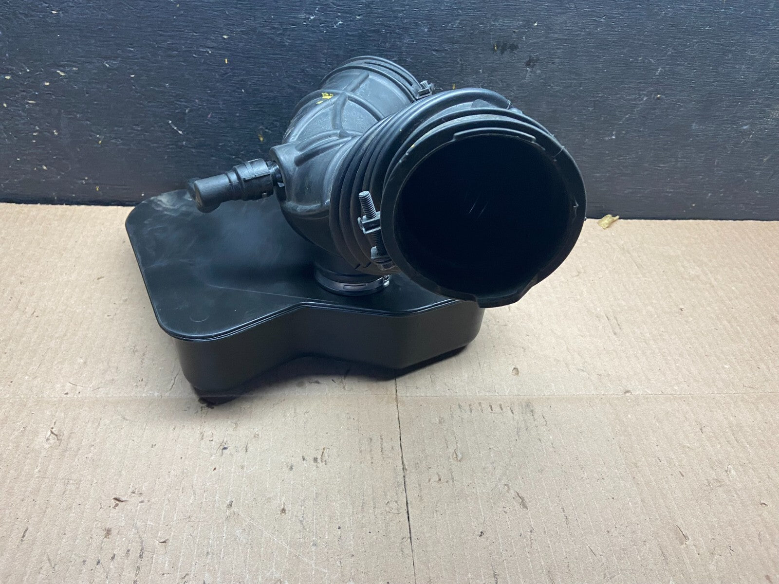 2007 to 2010 Lincoln MKX 3.7L Air Cleaner Box Resonator C4357 PS5