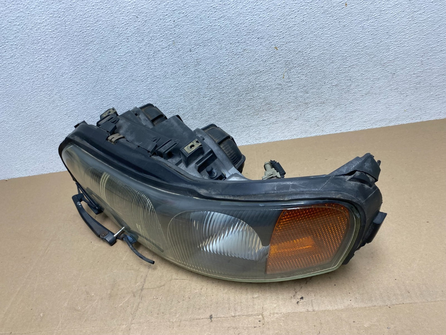 2001 to 2004 Volvo S60 Left Driver LH Headlight Halogen AE6702 DW1