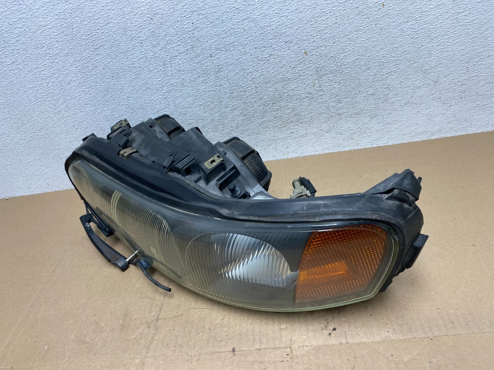 2001 to 2004 Volvo S60 Left Driver LH Headlight Halogen AE6702 DW1