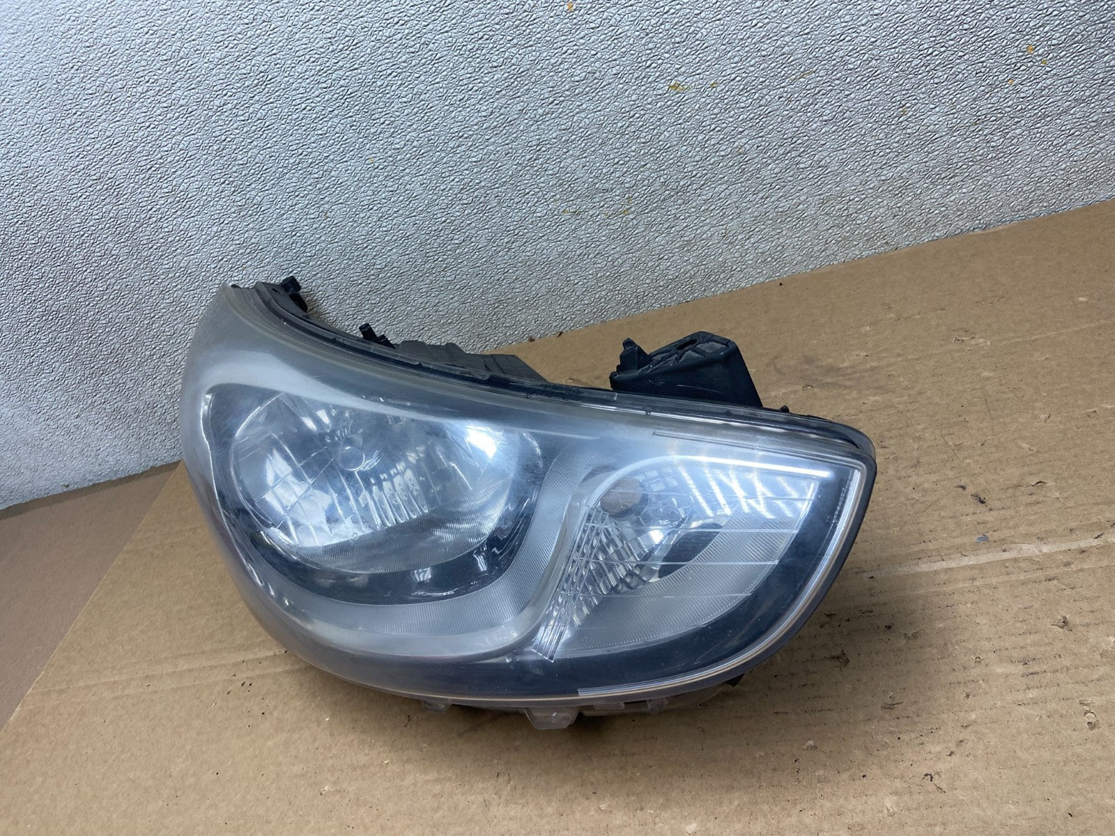 2013 to 2017 Hyundai Accent Right Passenger RH Side Headlight AB4608 DW1
