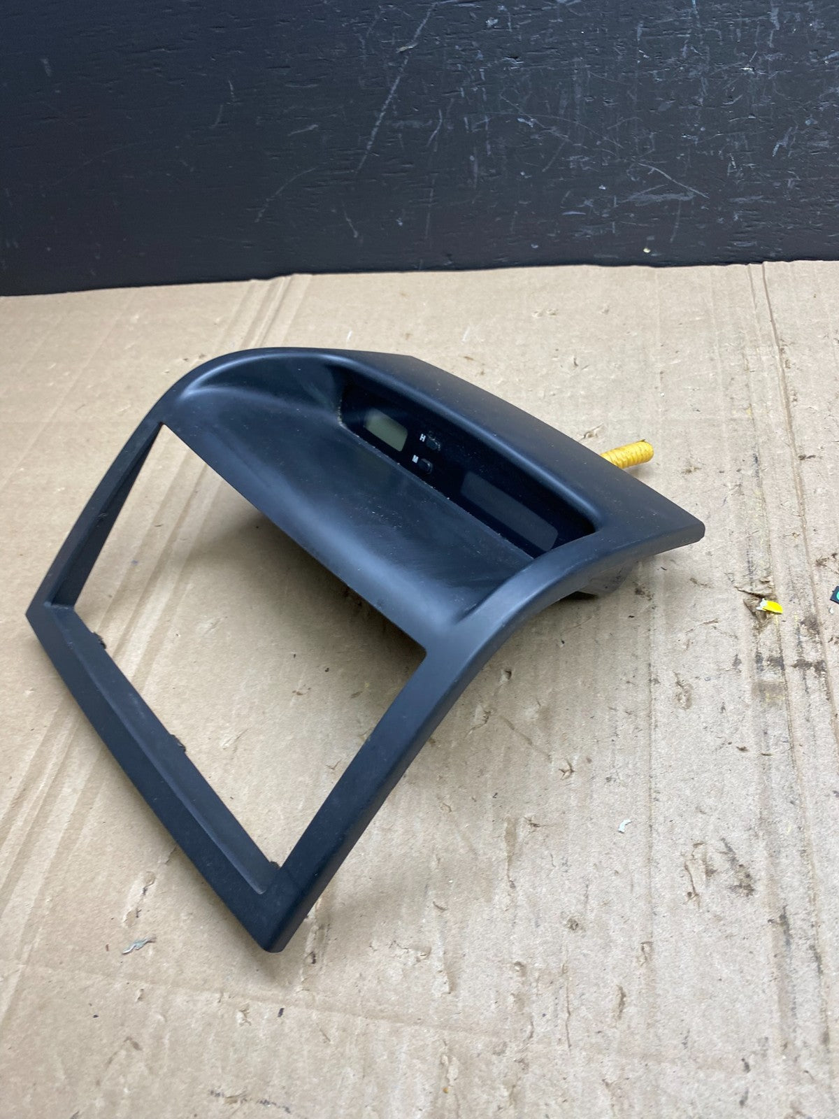 2006-2012 Hyundai Entourage Sedona Center Radio Clock Bezel Air Vent ab9016 DG1