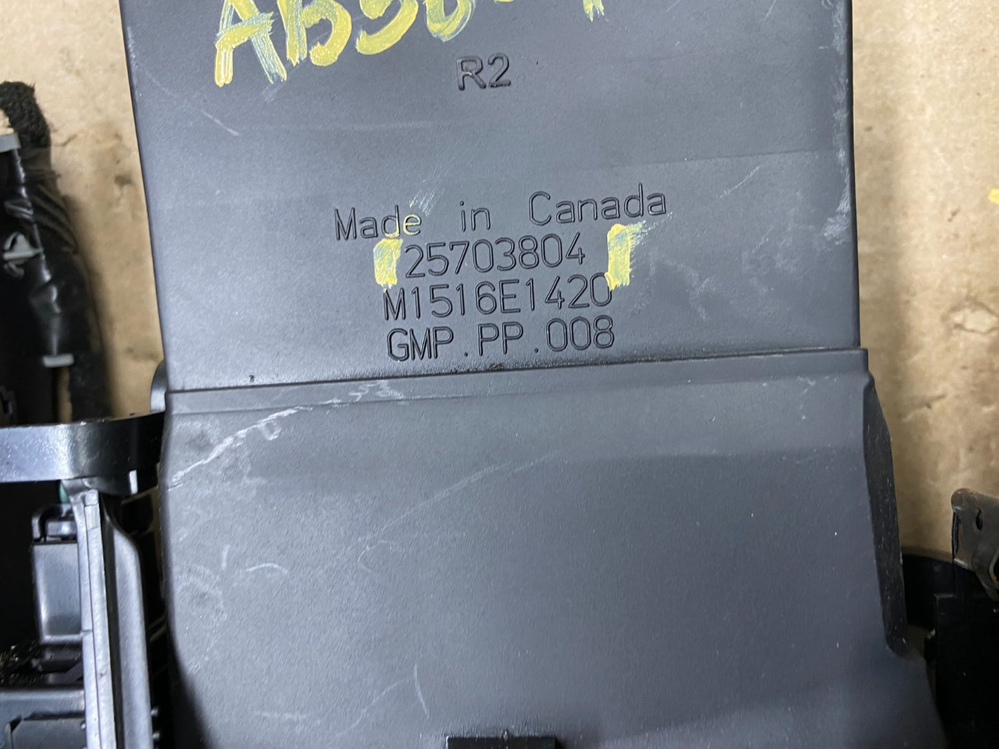 2004 to 2009 Cadillac SRX Front Center Dash A/C Air Vent AB5687  DG6