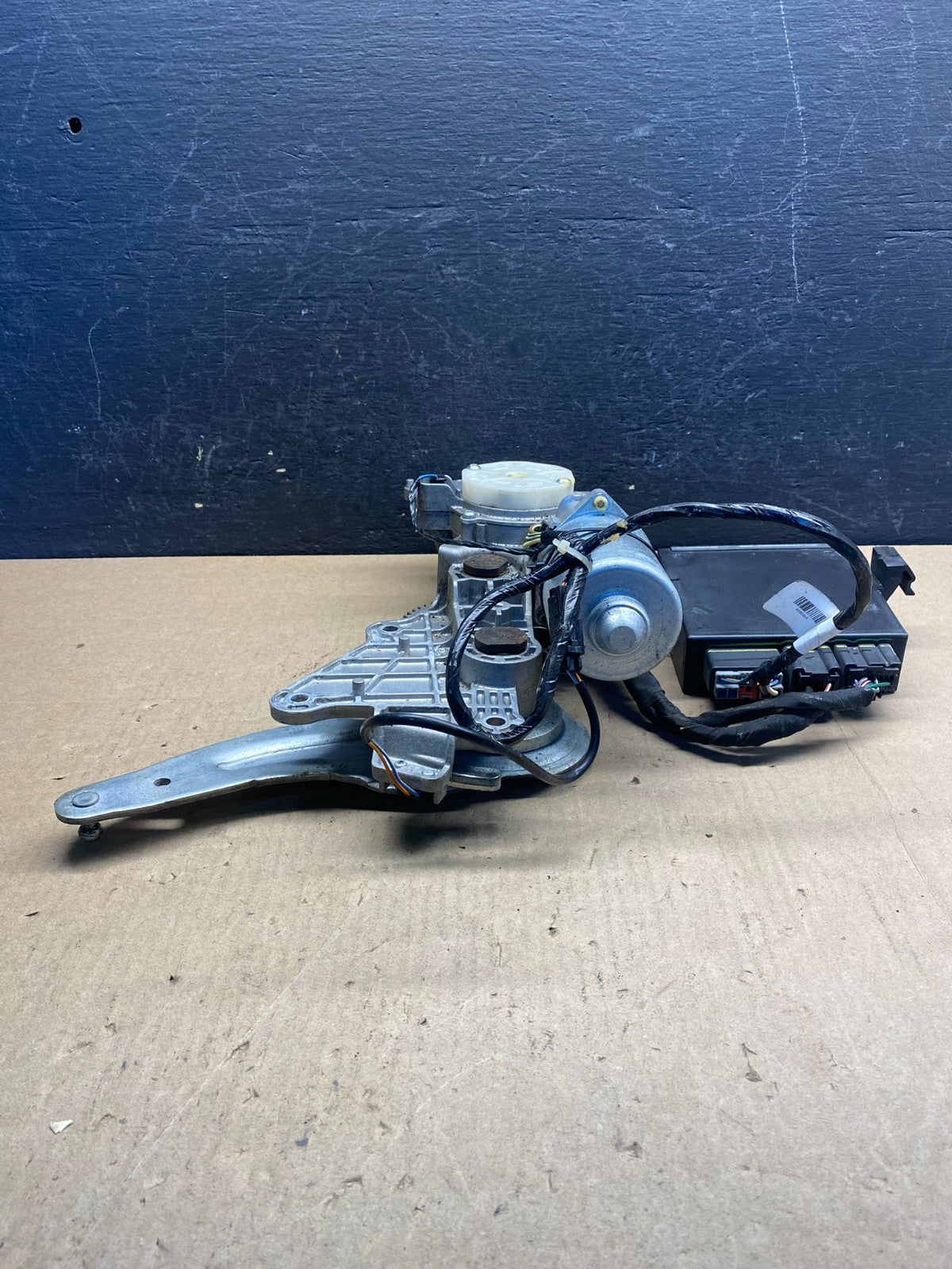 2009 to 2016 GMC Acadia Rear Trunk Liftgate Power Motor Actuator AE7495 DW1