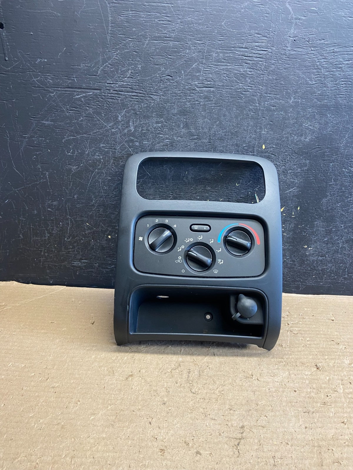 2004 to 2006 Jeep Liberty Dash Climate Temperature Control Radio Bezel AH5156 DG0