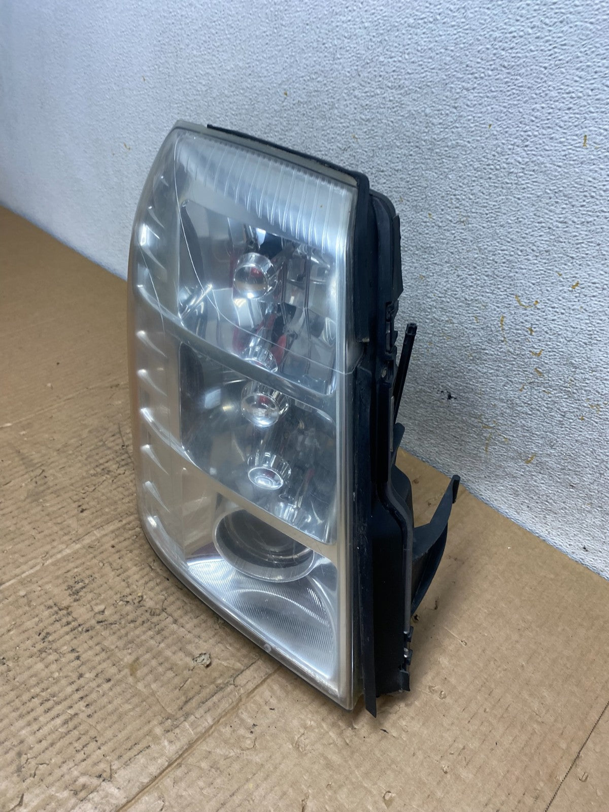 2007 - 2014 Cadillac Escalade Right Passenger Side Xenon HID Headlight AI6870 DW1
