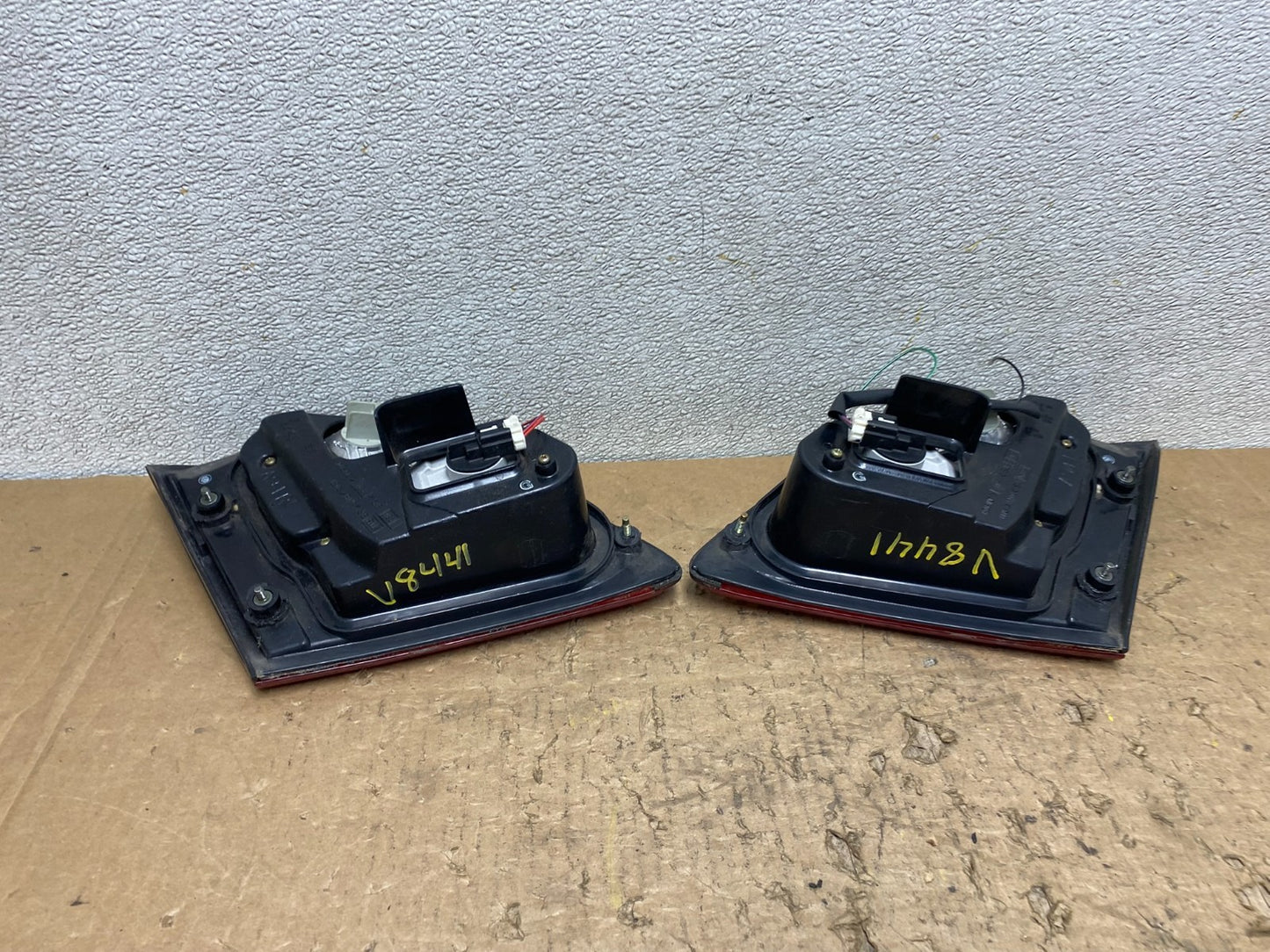 2000 - 2001 Infiniti i30 Left+Right Side Tail Lights Inner Oem V8441 DW8