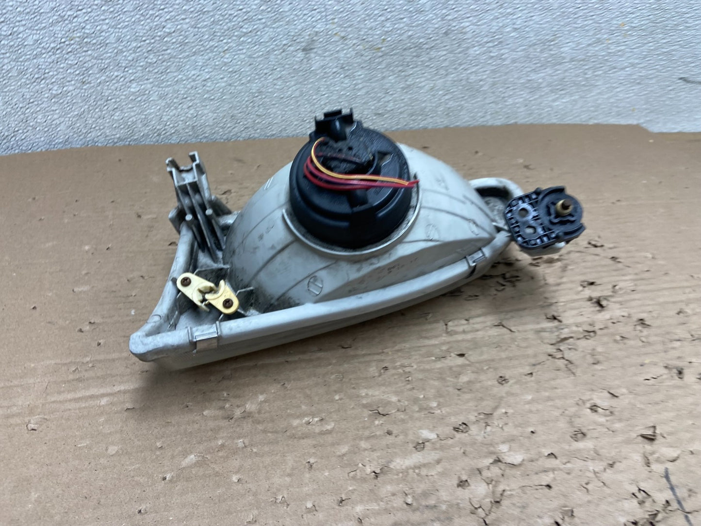 1998 to 2000 Toyota Corolla Front Right Passenger RH Headlight AB1662 DW5