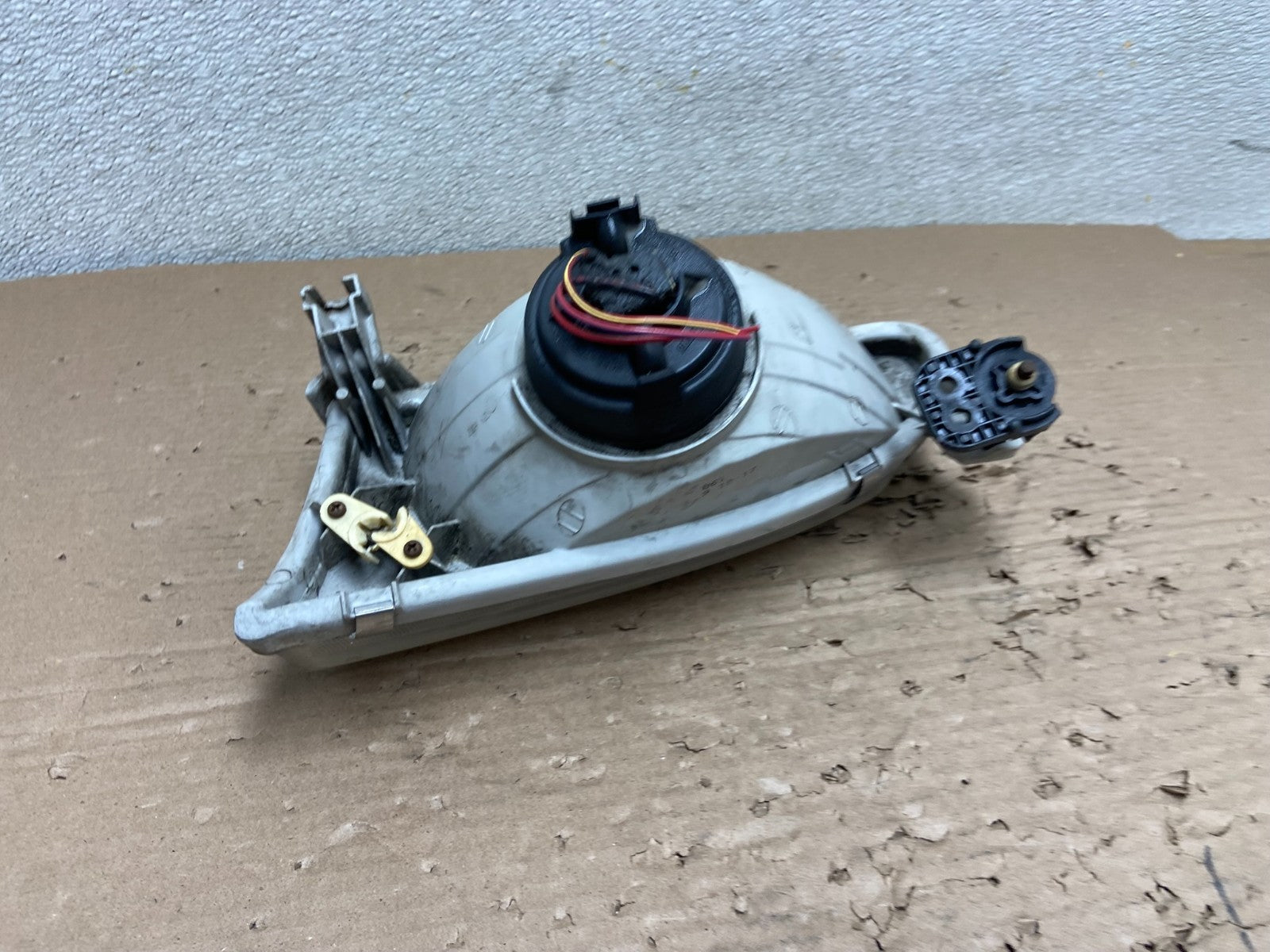 1998 to 2000 Toyota Corolla Front Right Passenger RH Headlight AB1662 DW5