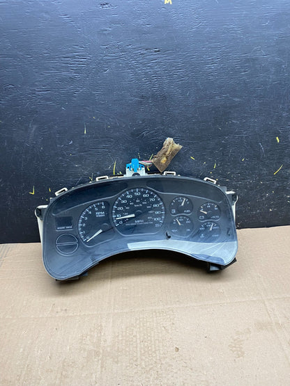 2002 GMC Yukon Speedometer Cluster Gauge Oem Y9990 DG0