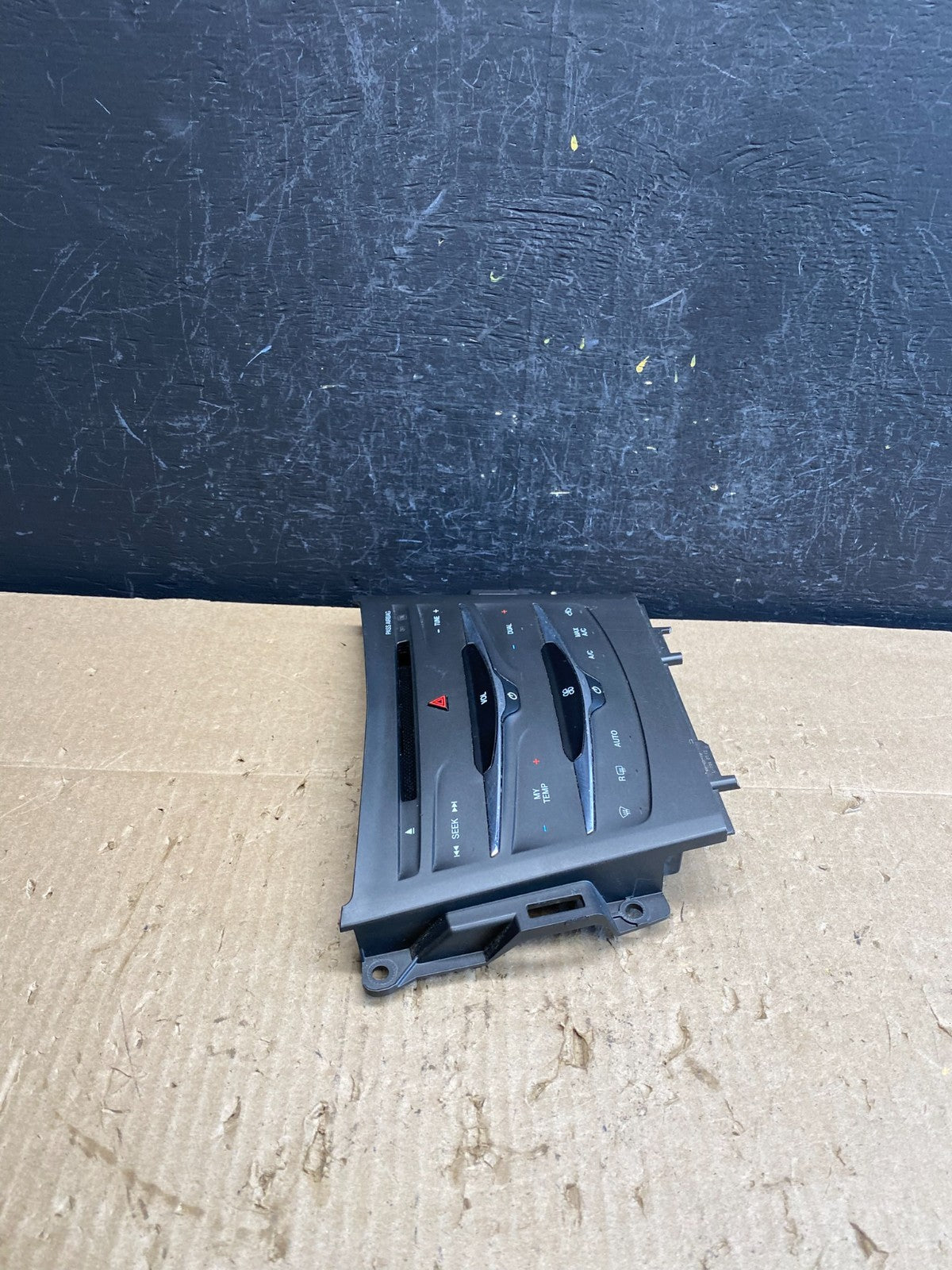 2013 to 2019 Lincoln MKT Radio Dual Climate Control Panel AC9168 DG1
