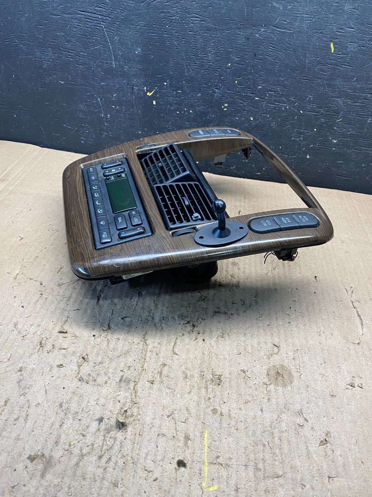 2004 to 2005 Mercury Mountaineer Center Dash Radio Trim Bezel Air Vent p1758 DG2