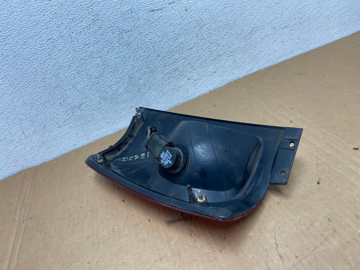 1998 to 2002 Lincoln Navigator Left Driver LH Side Tail Light AD2721 LK5