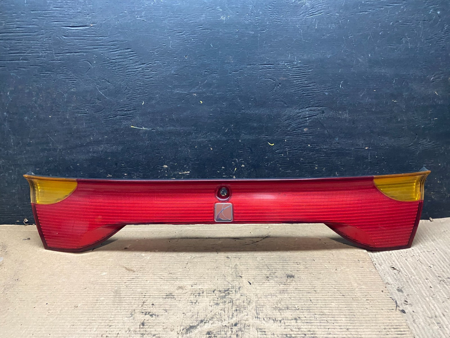 2001 to 2002 Saturn SC1 Trunk Rear Center Tail Light Panel OEM V9238 DG0