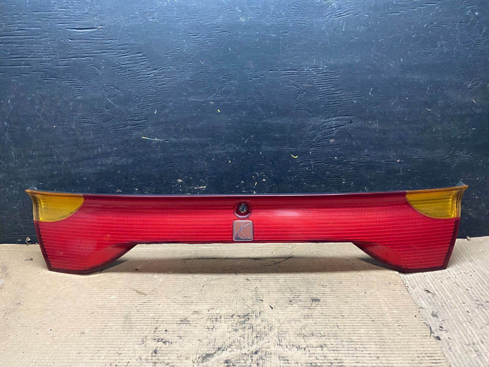 2001 to 2002 Saturn SC1 Trunk Rear Center Tail Light Panel OEM V9238 DG0