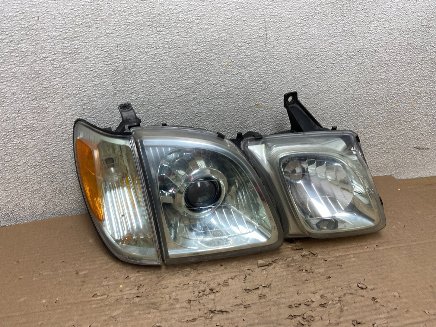 2003 to 2007 Lexus LX470 Right Passenger Side Halogen Headlight  OEM AB1633 DG0